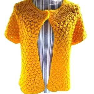 Kikit short sleeve sweater, sizeM,crochet type knit,decorative button hides snap